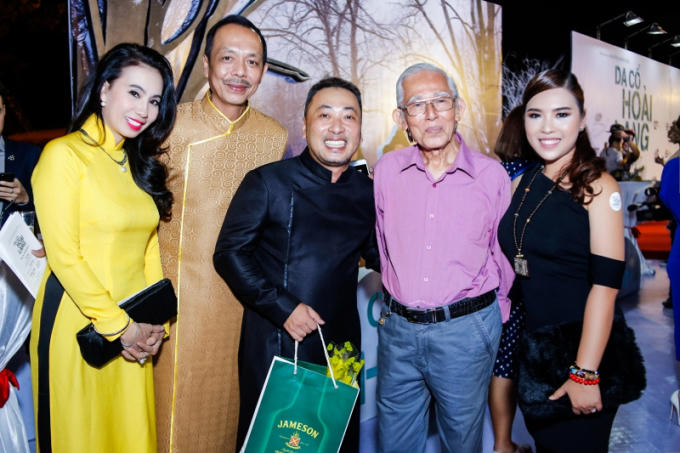 Ca sĩ Cẩm Ly, đạo diễn Nguyễn Quang Dũng cũng xuất hiện trong buổi công chiếu Dạ cổ hoài lang.