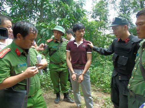 Tẩn Láo Lở kể với Cán bộ dẫn giải việc y đã phát hiện ra hang này là do thời bé chăn trâu nên mới biết.