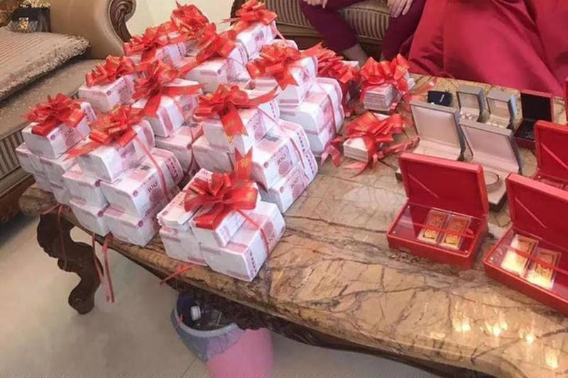 Tiền vàng, lễ vật thách cưới thường rất cao.