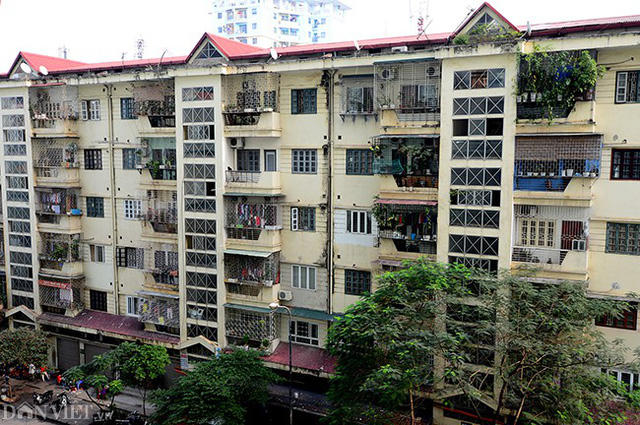 Khu nhà tái định cư N06 Dịch Vọng nằm gần đường Nguyễn Phong Sắc và Trần Đăng Ninh. Tòa nhà này được xây dựng cách đây gần 10 năm.