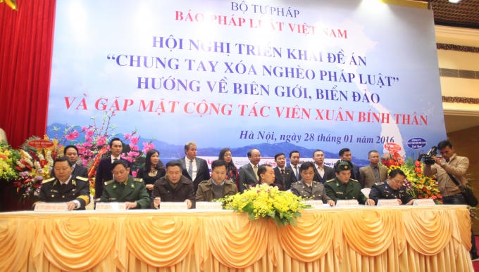 Tại Hội nghị ngày 28/1, đại diện Bộ Tư lệnh Hải quân, Bộ Tư lệnh bộ đội Biên phòng, Cục Cảnh sát Biển Việt Nam, Cục Kiểm ngư (Bộ NN&amp;PTNT), tỉnh Quảng Ninh, Cao Bằng, Bắc Kạn, Bắc Ninh,...và một số Doanh nghiệp đã Ký kết Biên bản ghi nhớ với Báo Pháp luật Việt Nam về việc phối hợp thực hiện Đề án.