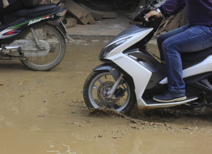 Khốn khổ đi tr&ecirc;n đoạn đường lầy lội giữa thủ đ&ocirc;