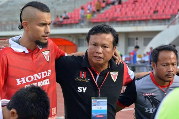 Ông Sirisak Yodyardthai (giữa) khi còn dẫn dắt Thai Honda. (Ảnh: Bongdaso)