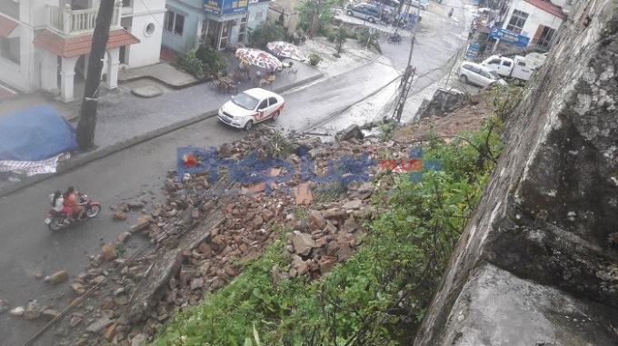 Hiện tại, để tránh nguy hiểm cho người và phương tiện, cơ quan chức năng đã ngăn và hạn chế du khách lên nhà thờ tham quan, chụp ảnh.