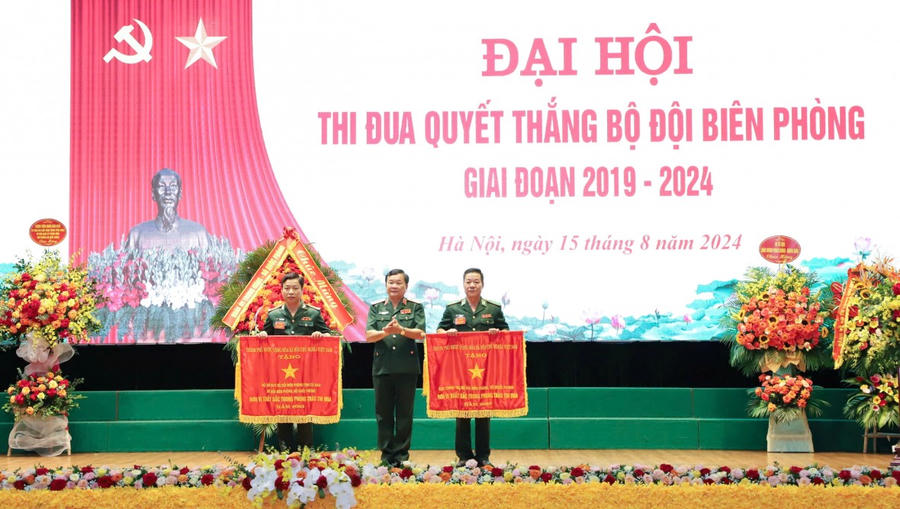 Đại tá Phạm Minh Giang - Bí thư Đảng ủy, Chính ủy BĐBP tỉnh Cà Mau (bên trái) nhận Cờ thi đua của Chính phủ tại Đại hội thi đua Quyết thắng BĐBP, giai đoạn 2019 – 2024.