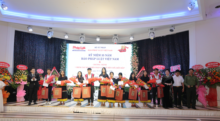 Đại diện Báo Pháp luật Việt Nam trao 10 suất học bổng cho học sinh Trường Phổ thông Dân tộc Nội trú tỉnh Gia Lai.