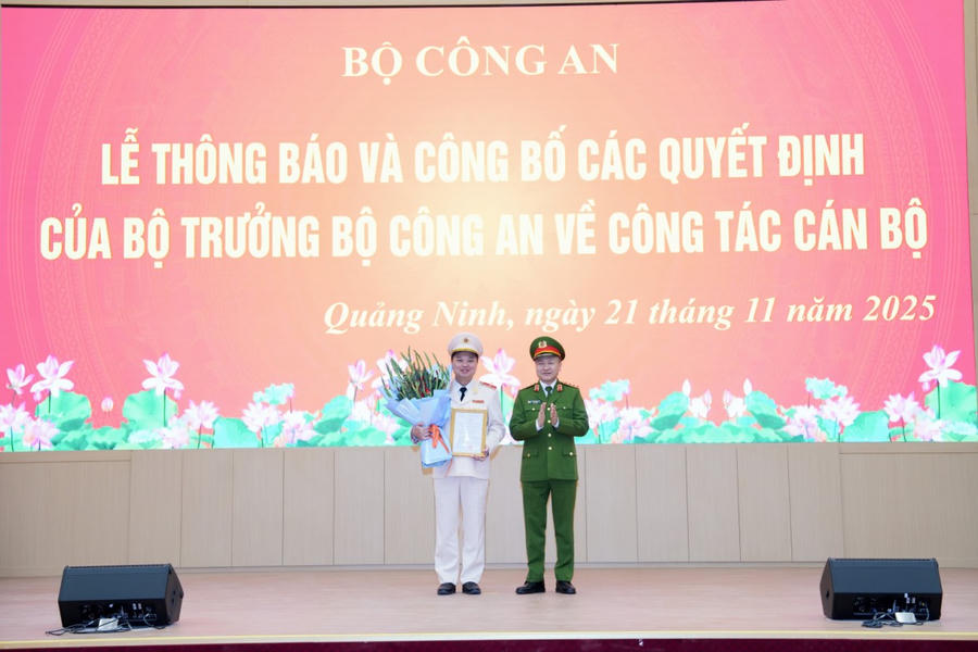 Thượng tướng Nguyễn Ngọc Lâm trao Quyết định của Bộ Công an về việc điều động đồng chí Thiếu tướng Nguyễn Tiến Trung, Giám đốc Công an tỉnh Lạng Sơn giữ chức vụ Giám đốc Công an tỉnh Quảng Ninh.