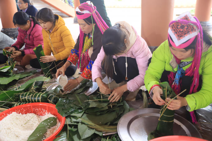 Đông đảo bà con nhân dân cùng tham gia gói bánh chưng