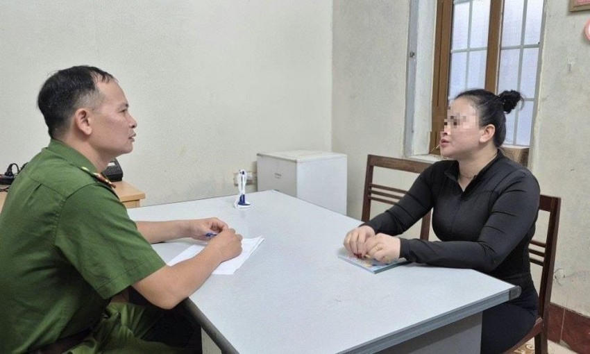 Sau khi phạm tội, lẩn trốn trong khoảng thời gian gần một năm, đối tượng Hoàng Thị Duyên (SN 1988), đã đến Cơ quan Cảnh sát điều tra Công an tỉnh Cao Bằng đầu thú về hành vi “Buôn bán hàng cấm” quy định tại khoản 3 Điều 190 Bộ luật Hình sự. (Ảnh: Công an Cao Bằng).