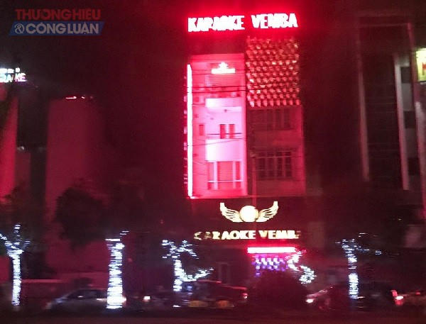 Quán Ruby Club và quán karaoke Vemba dù chưa đảm bảo an toàn về PCCC, nhưng vẫn trưng biển hiệu rất hoành tráng và hoạt động vô cùng tấp nập.