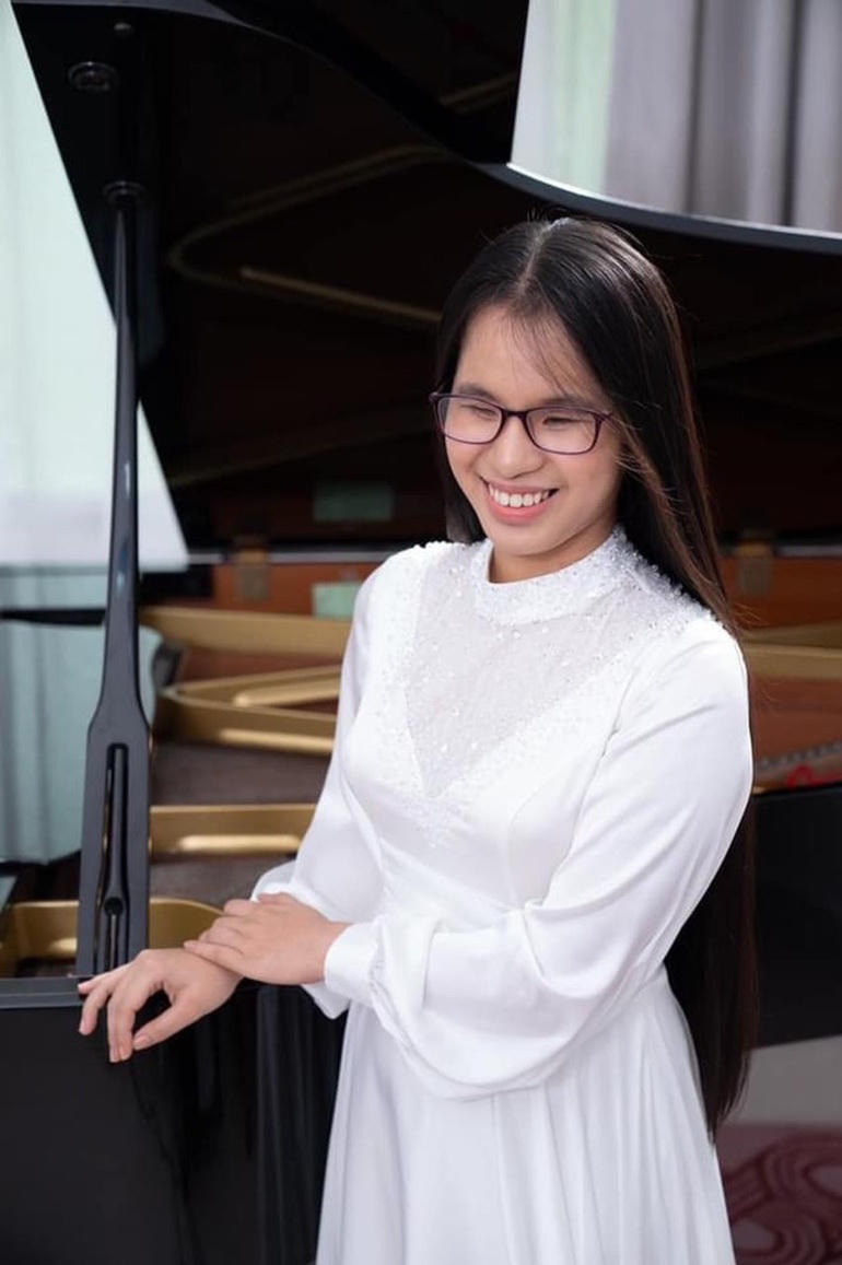 Trước mỗi buổi biểu diễn, Thư luôn được mẹ chăm chút từng bộ trang phục (Ảnh: Nhân vật cung cấp).
