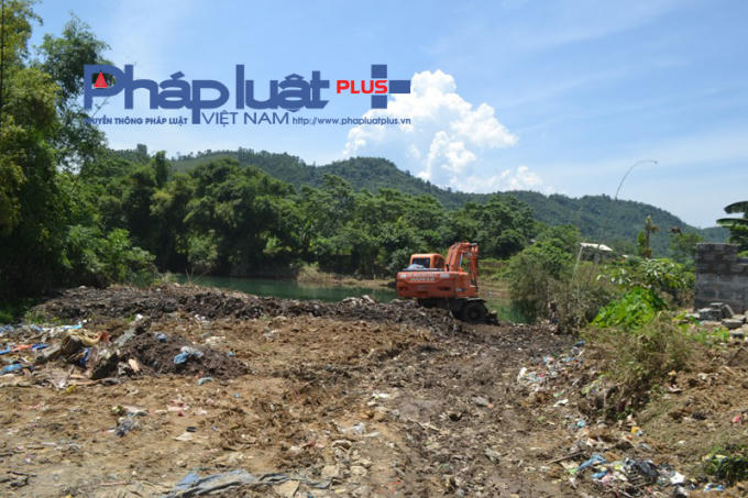 Sau khi báo chí phản ánh, UBND xã Tân Quang đã cho máy xúc đào hố lấp rác.