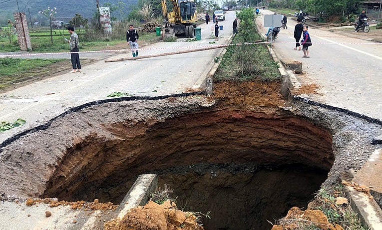 Hố sụt xuất hiện giữa giải phân cách trên Quốc lộ 3B.