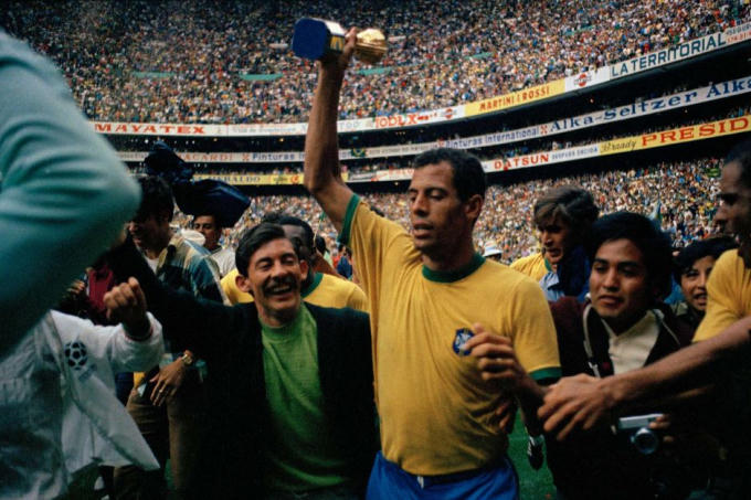 Sau khi Brazil vô địch World Cup 1970, họ đã được giữ luôn phiên bản đầu tiên của cúp vàng - chiếc cúp Jules Rimet.