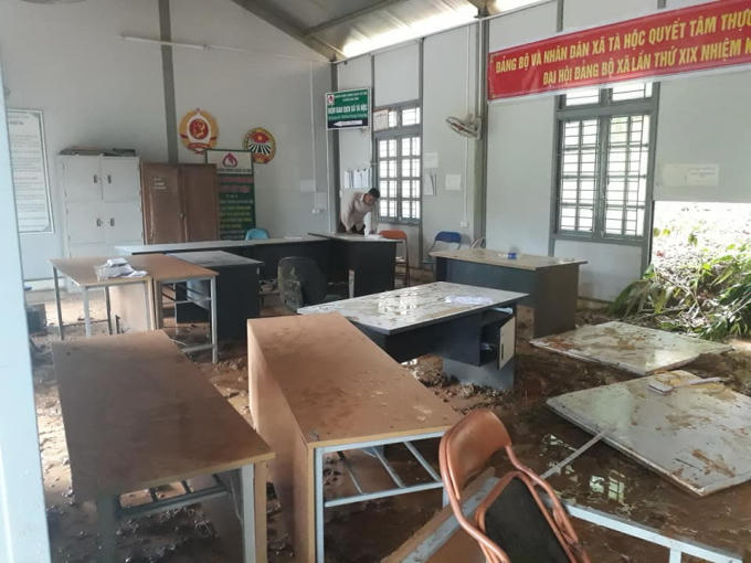 Trụ sở UBND xã Tà Hộc bị đất, đá vùi lấp gây hư hỏng nặng.
