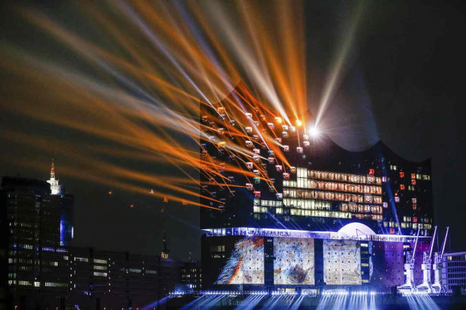 Một show trình diễn ánh sáng tại phòng hòa nhạc Elbphilharmonie trong đêm khai mạc tại thành phố Hamburg, Đức. (Ảnh: Markus Scholz / AP)