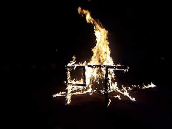 Các bạn sinh viên cùng bà con giao lưu văn nghệ, đốt lửa trại.