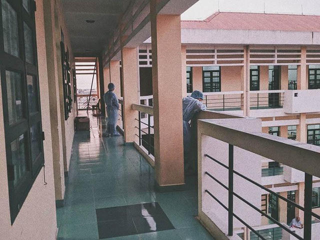 Cô cũng thấy thời gian trôi nhanh hơn và bản thân thì thoải mái hơn vì bắt đầu quen với khu cách ly rồi.