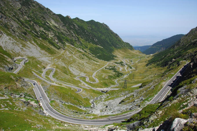 Nằm ở dãy núi Carpathian nối với Fagaras, Transfagarasan có chiều cao khoảng 2.034m và là con đường cao nhất ở Rumani.Transfagarasan được biết đến với các điểm tham quan tuyệt đẹp nhưng cũng đầy nguy hiểm.