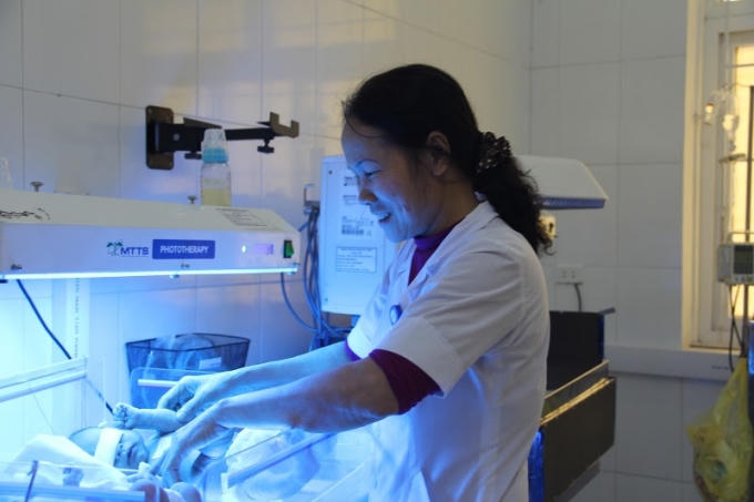 Hiện cả 3 người đều đã qua cơn nguy hiểm, riêng cháu bé 6 ngày tuổi vẫn phải điều trị và theo dõi trong bệnh viện.