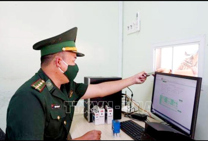 BĐBP làm thủ tục xuất nhập cảnh tại cửa khẩu quốc tế Tân Nam.