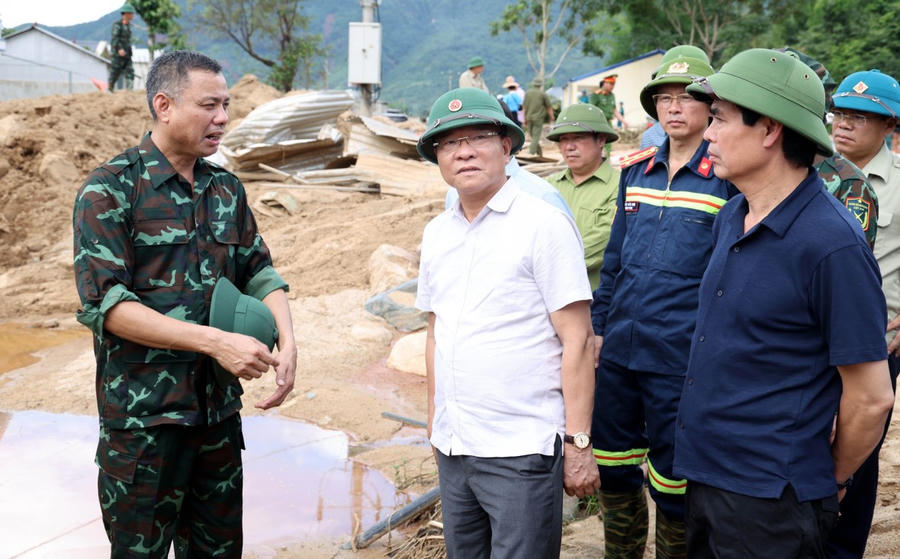 Phó Thủ tướng Lê Thành Long đến thăm hỏi động viên người dân vùng mưa lũ tại Sơn La và chỉ đạo đôn đốc khắc phục kịp thời hậu quả thiên tai gây ra. (Ảnh: VGP/Đức Tuân)