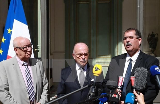 Bộ trưởng Nội vụ Pháp Bernard Cazeneuve (giữa) trong cuộc họp báo tại Paris ngày 1/8.