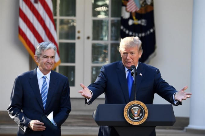 Tổng thống Mỹ Donald Trump (phải) phát biểu tại lễ bổ nhiệm Tân Chủ tịch FED Jerome Powell (trái) ở Vườn Hồng tại Washington DC.