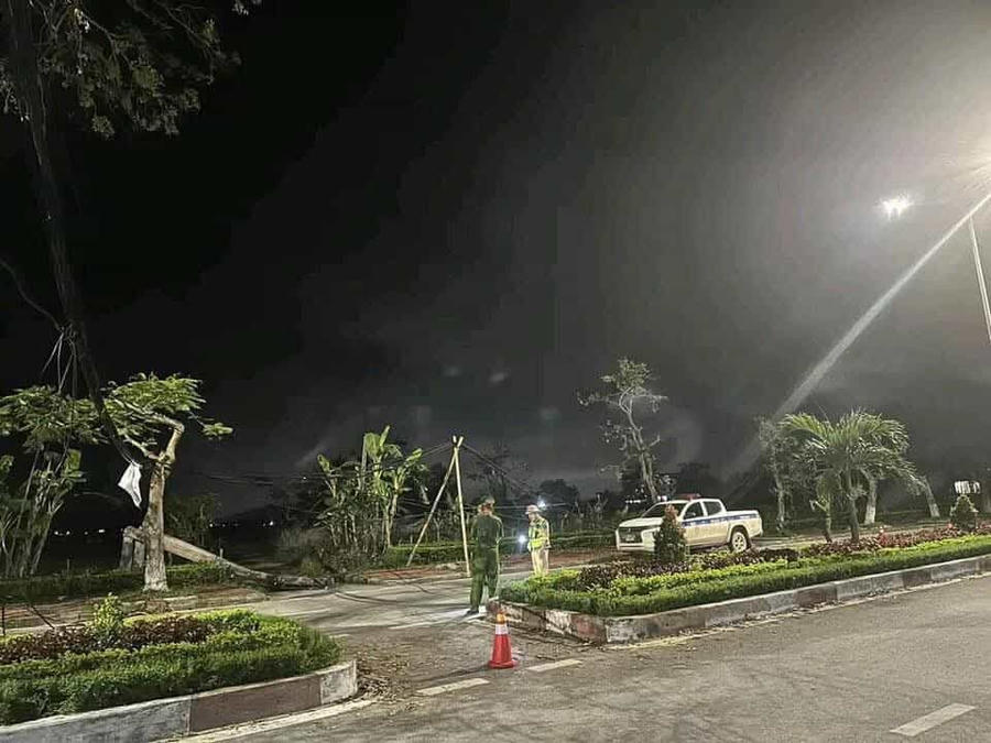 Lực lượng chức năng điều tra nguyên nhân vụ tai nạn thương tâm.