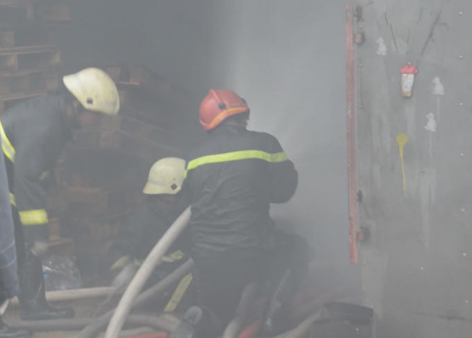 TP HCM: Gần 100 chiến sĩ tham gia chữa ch&aacute;y tại c&ocirc;ng ty sản xuất giấy