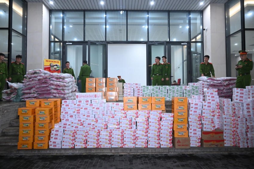 Các cơ quan chức năng Bộ Công an tiếp nhận 40 tấn hàng hoá, nhu yếu phẩm hỗ trợ người dân vùng thiên tai do cơn bão số 13 gây ra. Ảnh: Bộ Công an.