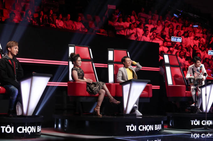 Sau màn hát dân ca Vũ Cát Tường vừa đánh trống vừa