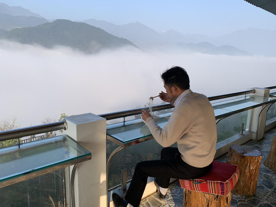 Thật diệu kỳ, khi vừa ăn sáng vừa ngắm dòng sông mây tại Homestay Đồi Chè