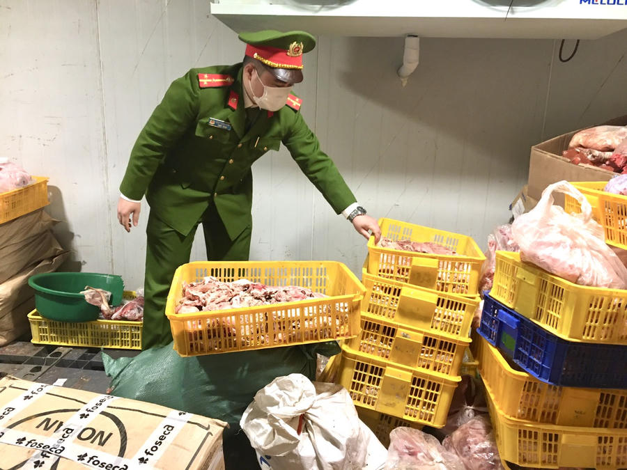 Lực lượng chức năng kiểm tra hàng hóa vi phạm. Ảnh: Công an tỉnh Bắc Giang