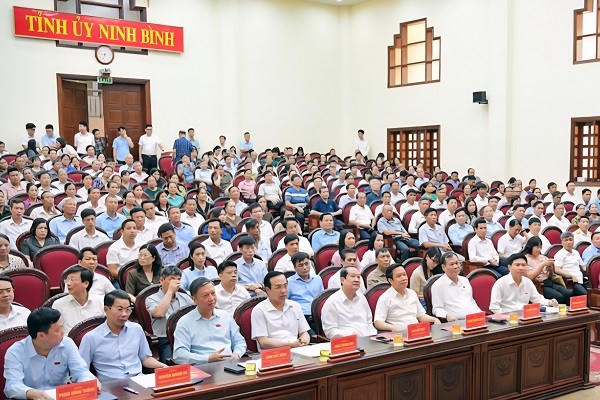Quang cảnh buổi tiếp xúc cử tri.