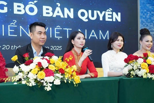 Th.S, Hoa hậu Lê Thị Thơ - Chủ tịch cuộc thi Hoa hậu Biển Việt Nam 2024 trả lời báo chí.