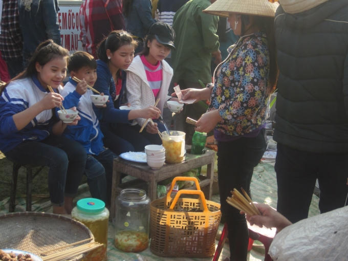 Mọi người đến đây ăn sáng cầu may đầu năm.