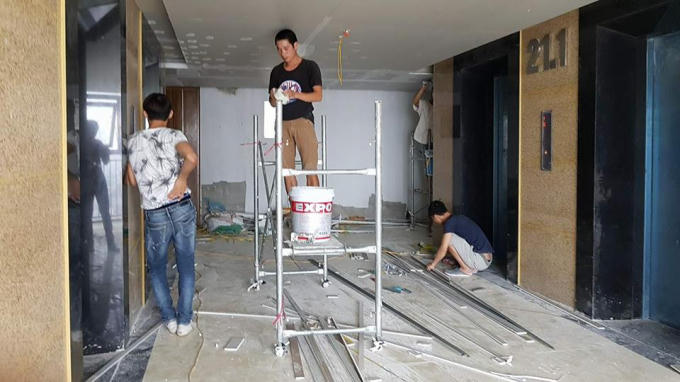 Cùng với việc các hộ dân vào ở, chủ đầu tư vẫn cho thi công phía trên, tiềm ẩn nhiều nguy hiểm.