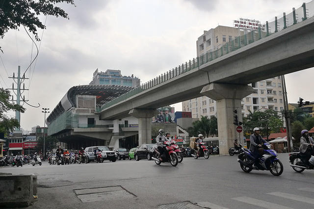 Ga La Thành: Sau khi xuất phát từ ga Cát Linh, tàu chạy dọc tuyến phố Hào Nam cắt ngang đường La Thành để vào ga La Thành đầu phố Hoàng Cầu.