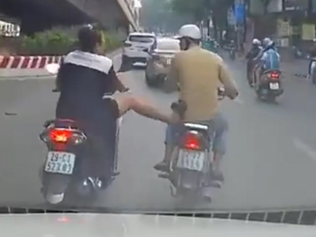 "Nữ quái" tung chân đạp nam thanh niên đang rẽ lại gần mình giữa phố Nguyễn Chí Thanh gây bức xúc trong cộng đồng mạng.