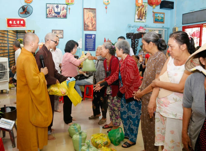 Tặng quà cho người nghèo.