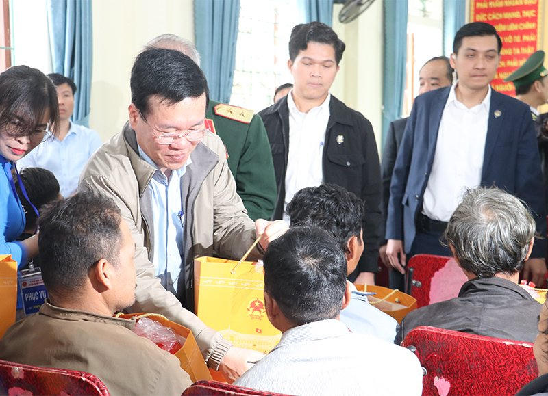 Trao gửi yêu thương đến với người dân huyện Thanh Chương.