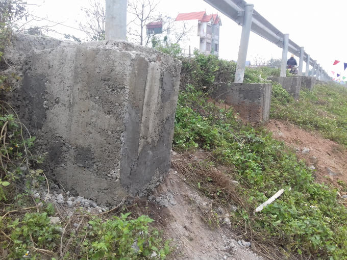 Những chiếc cột trụ bê tông dường như chỉ được dựng lên mà không hề đào sâu và chôn giữ một cách kiên cố.