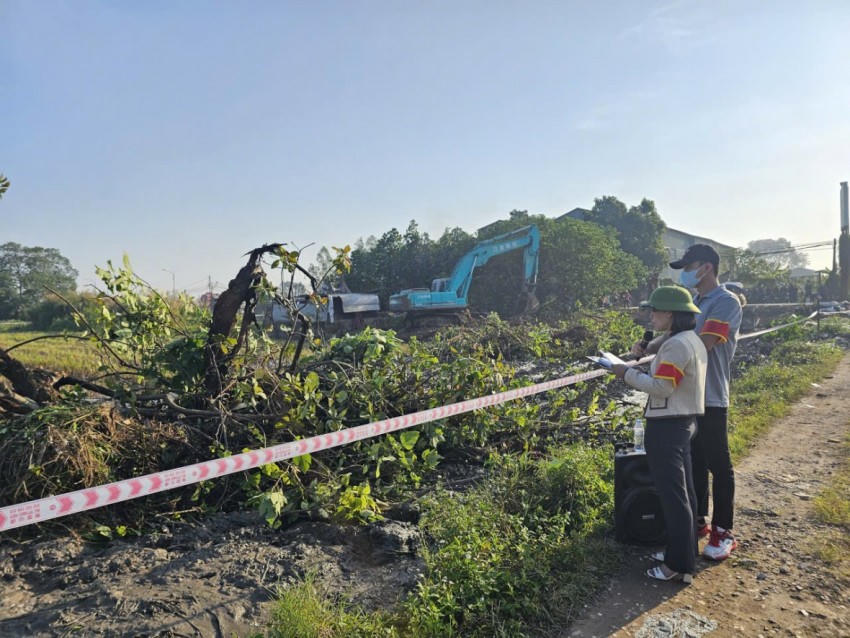 Lực lượng chức năng xã Tây Phương tiến hành cưỡng chế kiểm đếm bắt buộc đối với 142 trường hợp để thực hiện dự án Cụm Công nghiệp Hữu Bằng.