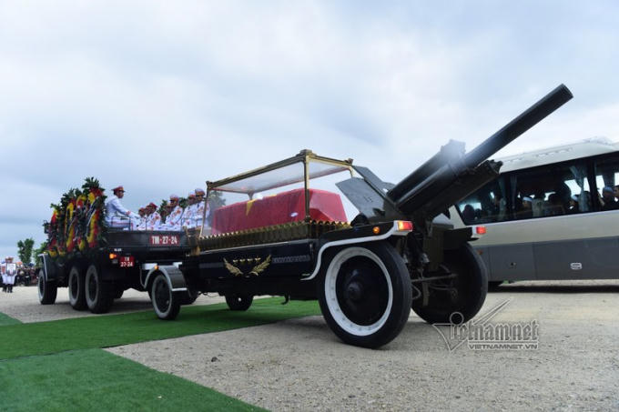 Đoàn linh xa về đến huyện Kim Sơn (Ninh Bình). Ảnh: Phạm Hải