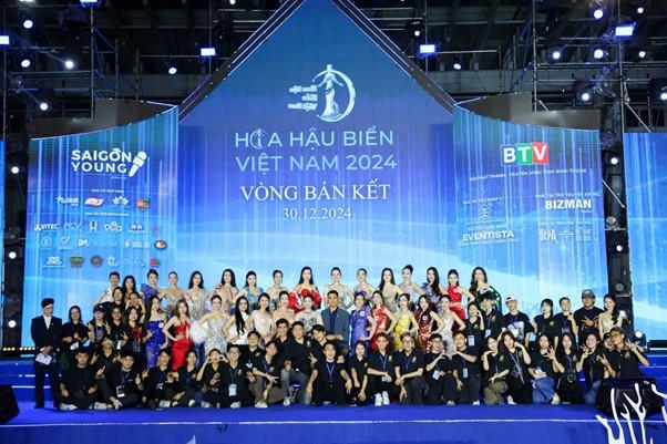 Ekip Hoàng Duy cùng các thí sinh Hoa hậu Biển Việt Nam 2024 tại đêm chung kết
