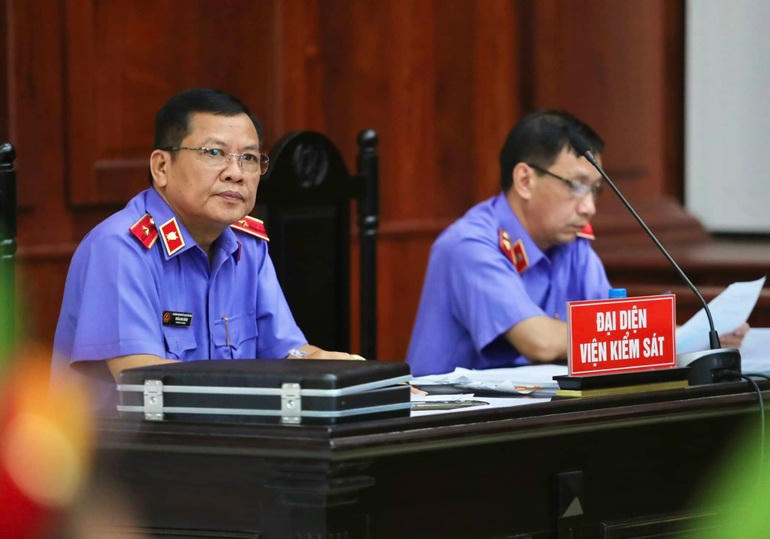 Đại diện Viện Kiểm sát giữ quyền công tố tại phiên tòa (Ảnh: Hải Long).