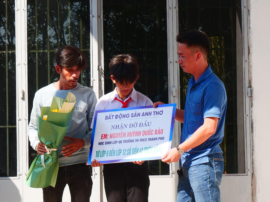 Công ty Bất động sản Anh Thơ (TX. Bình Long) nhận đỡ đầu em Nguyễn Huỳnh Quốc Bảo tới khi học hết lớp 12, trị giá 42 triệu đồng và ngỏ ý nhận cha em Bảo vào làm tại Công ty.