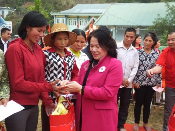 Bà Nguyễn Thị Xuân Thu - Chủ tịch Trung ương Hội Chữ thập đỏ Việt Nam trao quà cho bà con bản Chiềng.