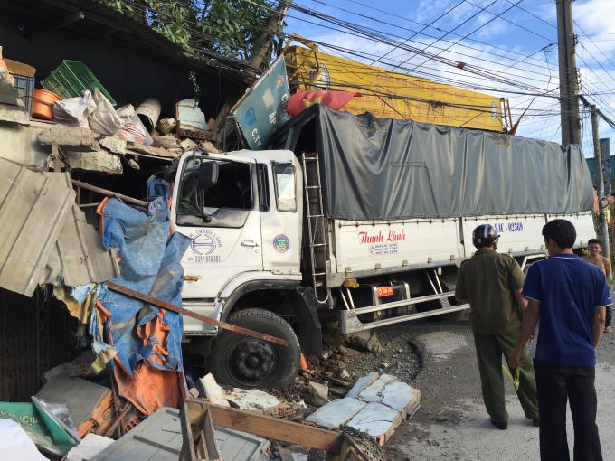Xe tải mất l&aacute;i t&ocirc;ng sập tường nh&agrave; d&acirc;n